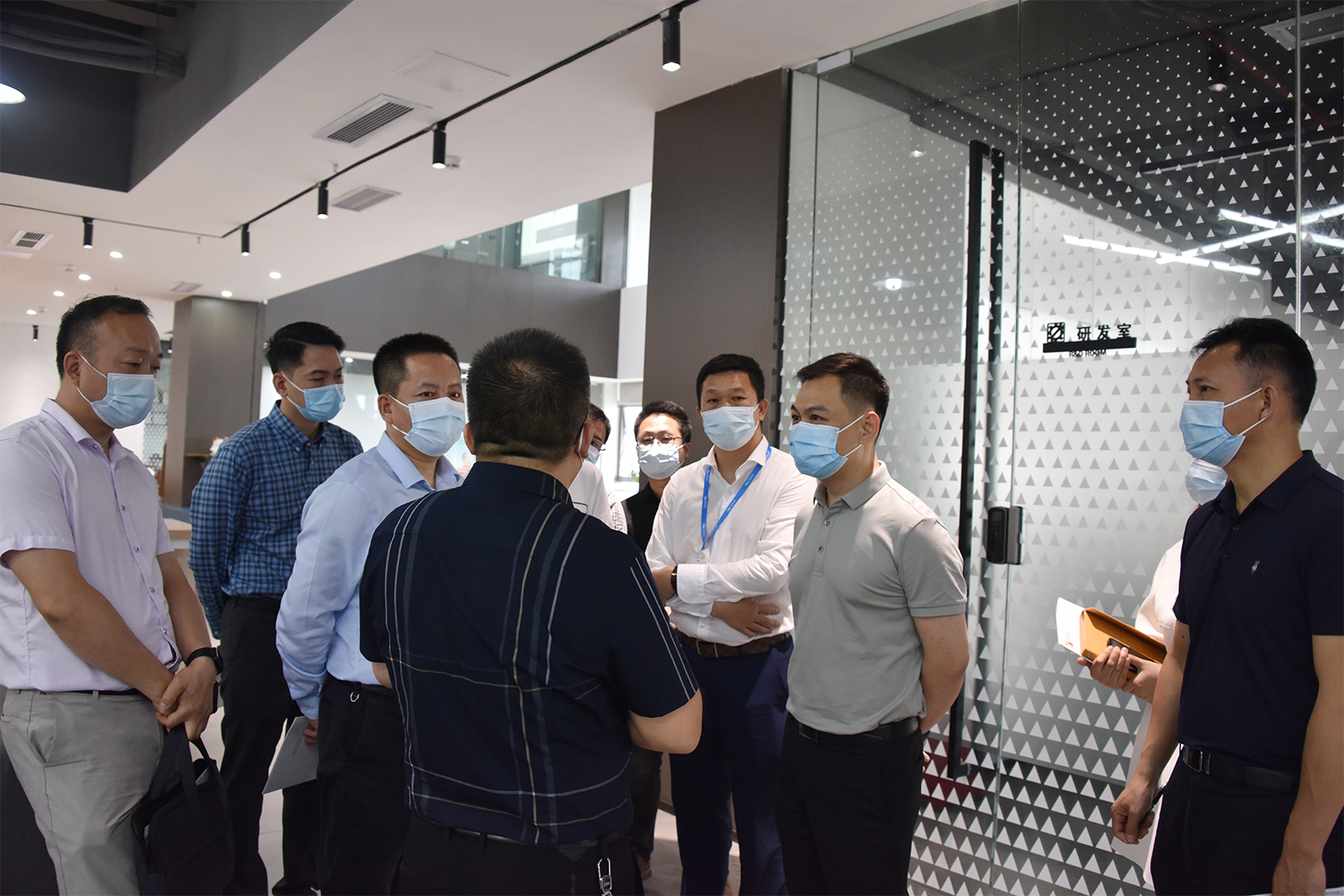 深圳市光明區(qū)科技創(chuàng)新局領導一行蒞臨深圳金石三維總部參觀考察